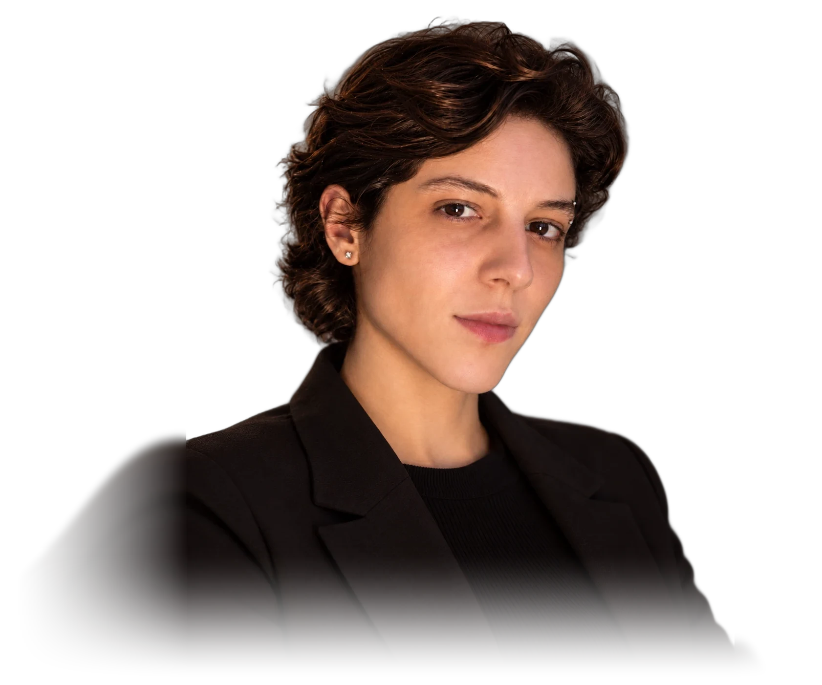 Psicóloga Rafaella Fornaroli, de blazer preto, olhando para a câmera